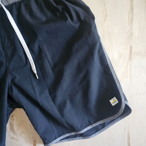 Vuori Banks Shorts Mens  L/ XL Black Gray 8" Inseam Performance Train Running - Picture 3 of 6